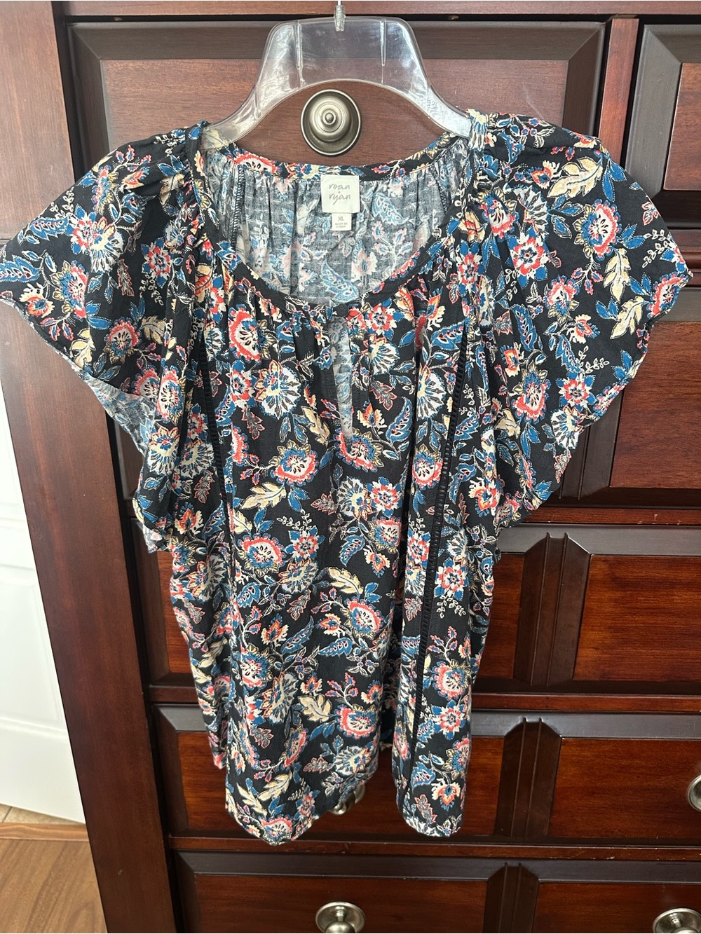 Ryan & Roan XL Navy Floral Butterfly Sleeve Keyhole Neck Blouse